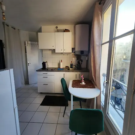 Quiet Cosy Near Montmartre - *